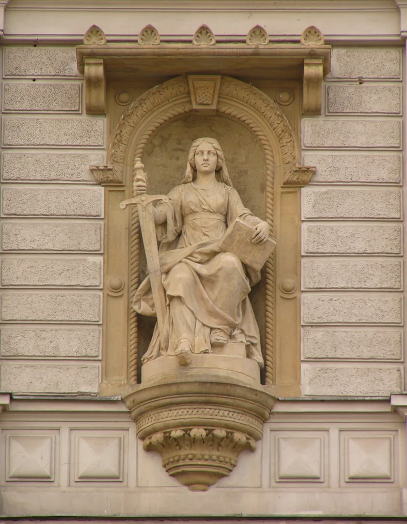 Detail sochy Spravodlivosti so zakrytými očami a váhami.